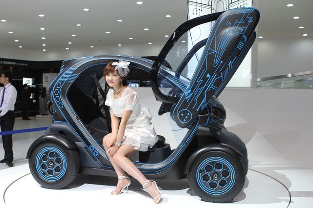 【乗ってみたい】ベッテルもニッコリ‼ルノーの2人乗り電気自動車「Twizy」＋F1テクノロジーという遊びの形。