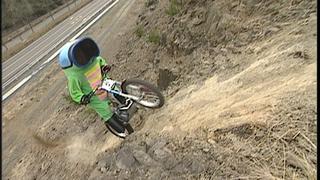 【動画】ガチャピンまさかの失敗？ トライアルバイクで崖を一気のぼり！！