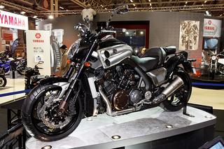 【グッドデザイン賞受賞バイク】ヤマハの至宝であり、財産。有り余るほどのパワーを感じさせる圧倒的な存在感と、怒涛の加速感。YAMAHA VMAX(RP22J)！