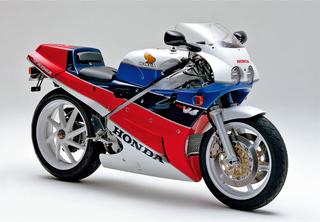 ナナハンブームが去っても過激に進化し続けたレーサーレプリカ 第2回：Honda VFR750R/RC30