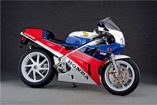 ナナハンブームが去っても過激に進化し続けたレーサーレプリカ 第5回：Honda VFR750R（RC30）