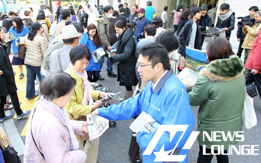 北海道新聞、北海道新幹線開業記念で日本初！“光る新聞”を2000部配布！