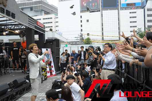 綾野剛 新宿駅前で「日本で1番悪い状態」に！横山健は観客に公開“賄賂”