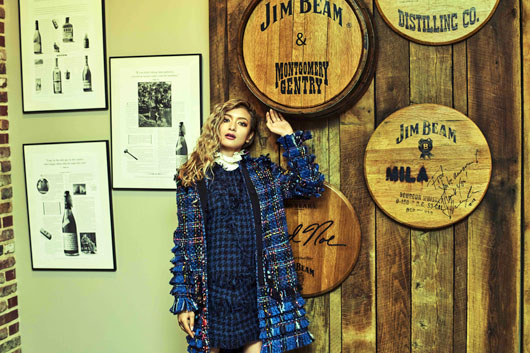 ローラ、「ジムビーム」広告アートディレクター！一週間限定で東京メトロ新宿駅構内に巨大広告