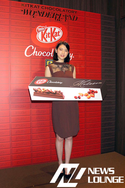 三吉彩花、マイナス196℃のプレミアム「キットカット」の食感に目を丸く！