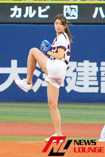 稲村亜美、横浜スタジアムで始球式で100キロ超の“神ピッチング”！プロの捕手も「めちゃくちゃ早かった」