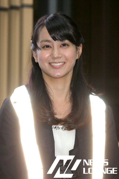 熊井友理奈、麻布署一日警察署長！ピーポ君に「身長で負けてられない」