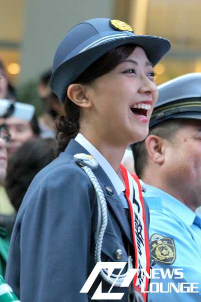 熊井友理奈、麻布署一日警察署長！ピーポ君に「身長で負けてられない」