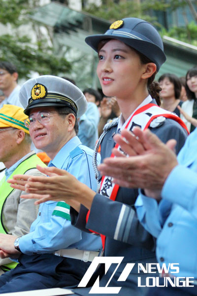 熊井友理奈、麻布署一日警察署長！ピーポ君に「身長で負けてられない」