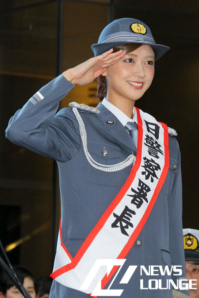 熊井友理奈、麻布署一日警察署長！ピーポ君に「身長で負けてられない」