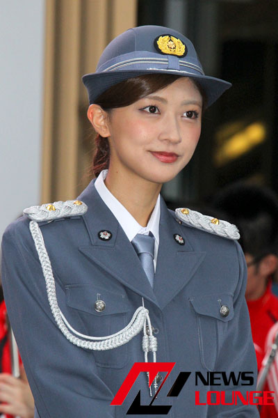 熊井友理奈、麻布署一日警察署長！ピーポ君に「身長で負けてられない」