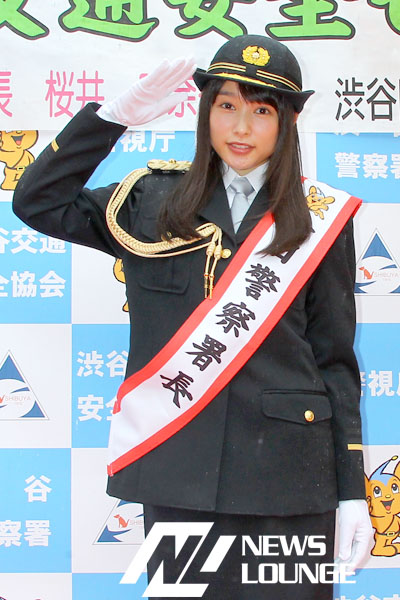 “岡山の奇跡”桜井日奈子、渋谷一日警察署長！「ながらスマホはやめましょう」に「は～い」と男性ファン