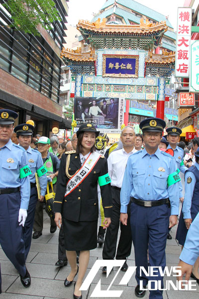 吉田羊、一日警察署長で「振り込め詐欺」撲滅を訴え！横浜中華街をパレード