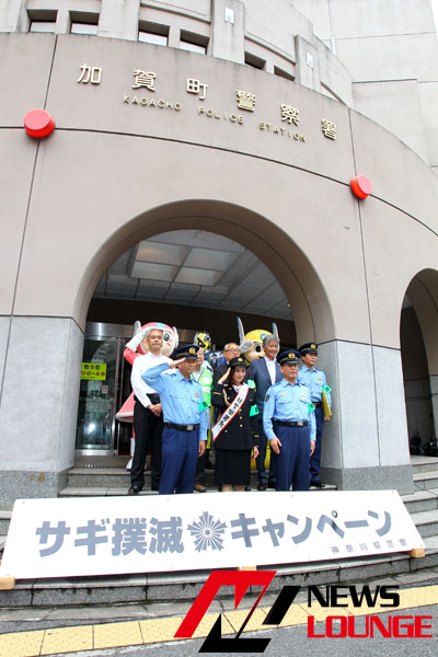 吉田羊、一日警察署長で「振り込め詐欺」撲滅を訴え！横浜中華街をパレード