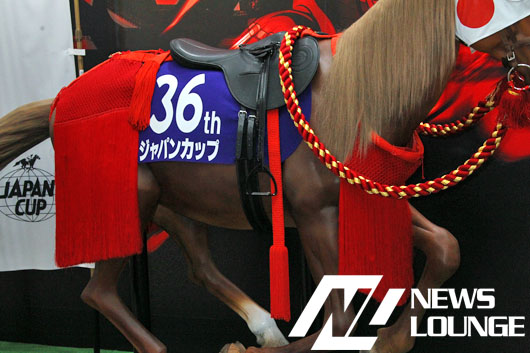 渋谷駅構内で「ジャパンカップ」盛り上げイベントが！「日本馬VS外国馬」を強調した馬飾りに