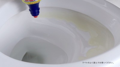 “中高年のアイドル”綾小路きみまろ、除菌クリーナー『ドメスト』新CM！トイレ掃除「こすらず簡単！」をアピール