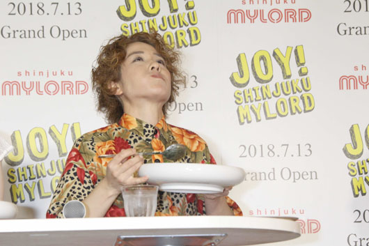尼神インター誠子 男性から女性に自然にボディタッチをさせるテクニック披露！イケメン男性客を捕獲