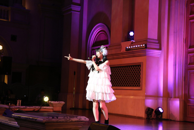 山崎エリイ“バキュン！”ポーズでファンの心打ち抜き！2nd Single「Starlight」ができるまでに歌い方を変えたワケ