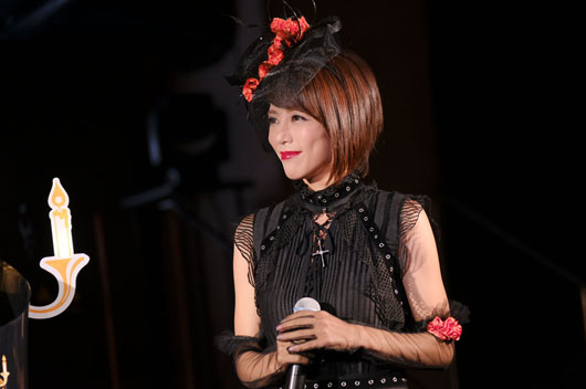 釈由美子 家庭ができてからハロウィンは「家族と過ごします」！妖艶なブラック＆網タイツ姿で登場