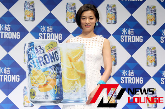 尾野真千子、リニューアルした「氷結ストロング」をマジ飲み!?グイっと飲み、ためてからの「ッアァァ～」と、感嘆