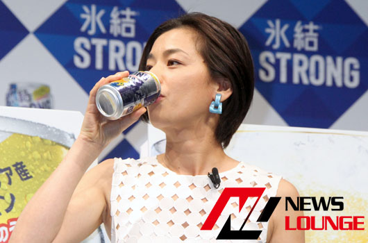 尾野真千子、リニューアルした「氷結ストロング」をマジ飲み!?グイっと飲み、ためてからの「ッアァァ～」と、感嘆