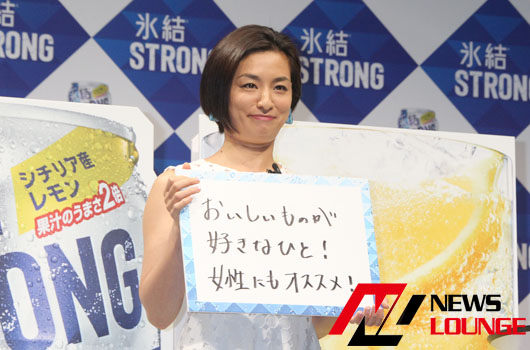 尾野真千子、リニューアルした「氷結ストロング」をマジ飲み!?グイっと飲み、ためてからの「ッアァァ～」と、感嘆