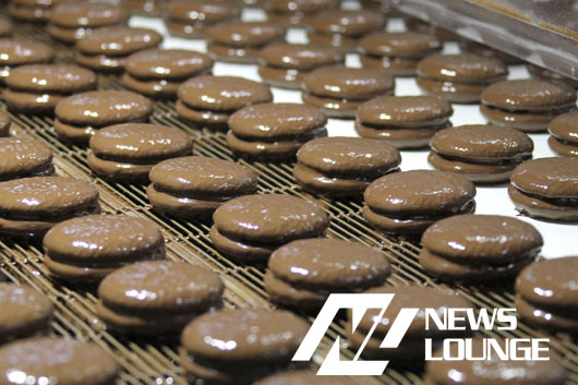 チョコパイ、7年ぶりに大幅リニューアル！口どけ感&チョコレート感UP！製造ラインで一番苦労したポイントは？