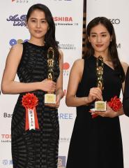 綾瀬はるか 海街で女優主演賞、次女役の長澤に感謝