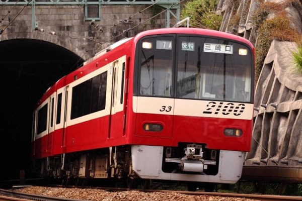 車内にペンギンやカワウソが登場　京急、油壺マリンパーク50周年記念列車運行