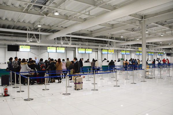 関西国際空港、あす6日中の再開予定なし　搭乗橋に多数の損傷