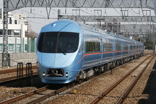 小田急電鉄と東京メトロ、全席指定の臨時ロマンスカー「メトロもみじ号」運転