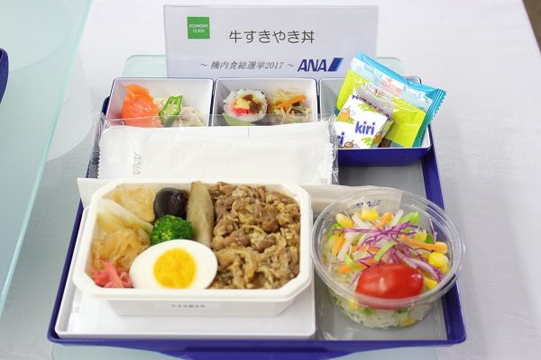 ANA、機内食総選挙トップは「牛すきやき丼」「ビーフシチューとオムライス」　12月から提供