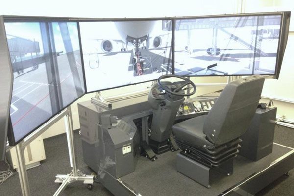 ANAエアポートサービス、トーイングカーや搭乗橋操作訓練でシミュレーター導入　日本初