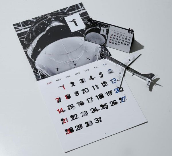 スターフライヤー、”飛行機フォント”のカレンダーとポチ袋　11月より機内販売に追加