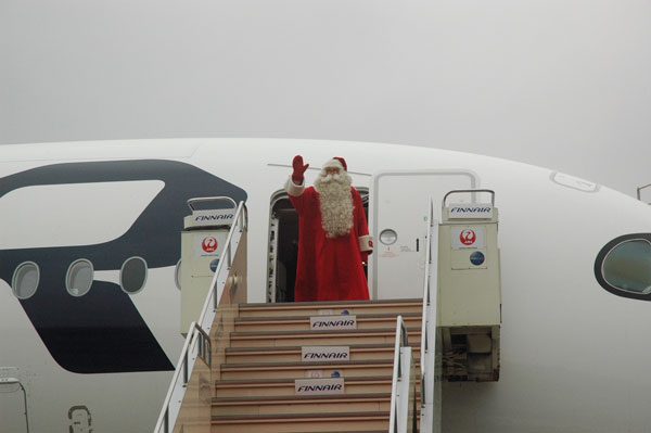 サンタクロース・ファウンデーション公認のサンタクロース、成田空港に到着　イベントなど出席