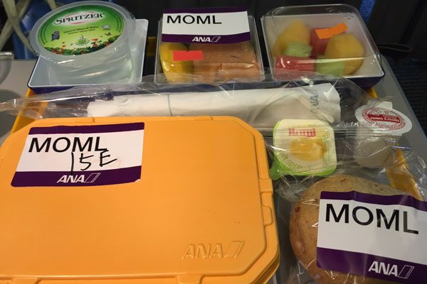 日系航空会社のイスラム教徒向け機内食を食べてみた　妙に甘いおかきやハラールの水も【さかいもとみの旅力養成講座】