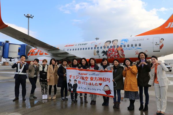 チェジュ航空、東方神起ラッピング機の見学会を中部国際空港で開催