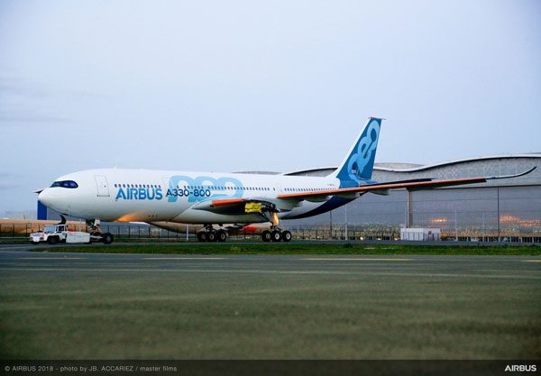 エアバス、エアバスA330-800型機をロールアウト