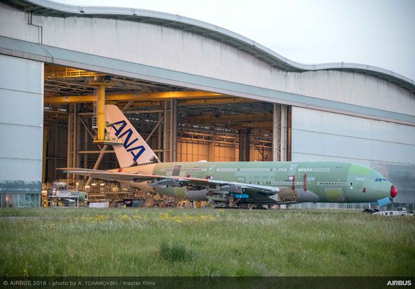 ANAに引き渡し予定のエアバスA380型機初号機、ロールアウト