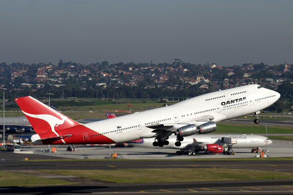 カンタス航空、ボーイング747型機の退役を半年繰り上げ　即時退役