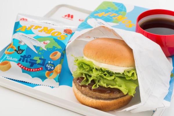 JAL、機内食でモスバーガーの「AIR MOS クリームチーズテリヤキバーガー」欧米豪行きで提供　6月1日から