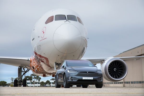 テスラ「モデルX P100D」がカンタス航空のボーイング787-9型機を牽引　約130トン