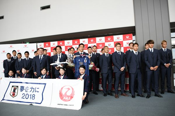 サッカー日本代表、直前合宿地へJALチャーター機で出発　セレモニーも開催