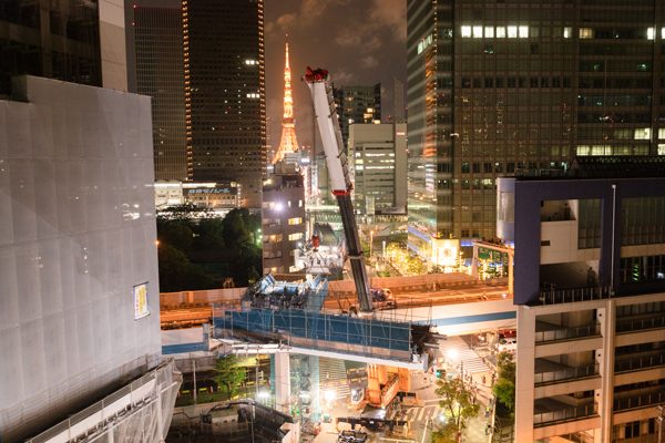 浜松町と竹芝結ぶ歩行者デッキ整備　高速道路上で夜間一括架設工事実施