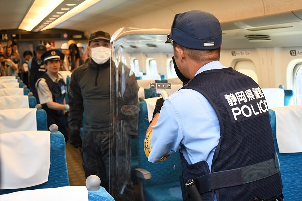 東海道新幹線で不審者対応訓練　8月から車内に防護装備品