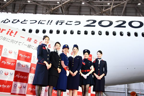 JAL、2020年4月に制服一新　スカーフデザインの一般公募も