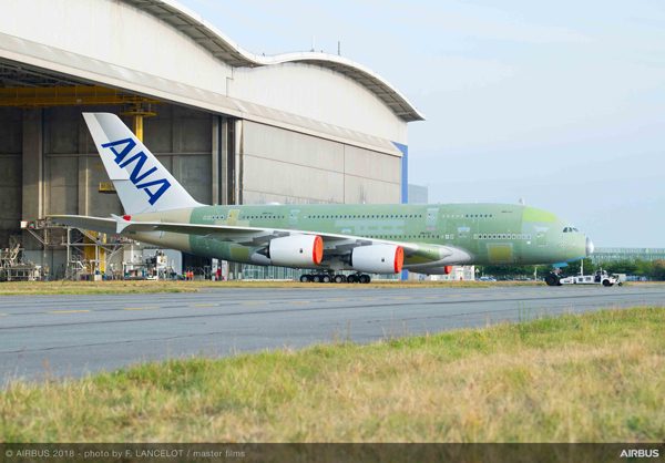 ANAに引き渡しのエアバスA380型機初号機、ロールアウト