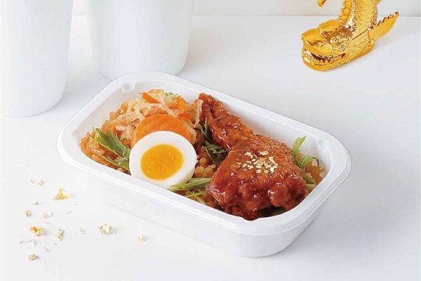 エアアジア・ジャパン、機内食に「金鯱風 黄金の手羽先からあげ丼」　金シャチ横丁での割引特典も