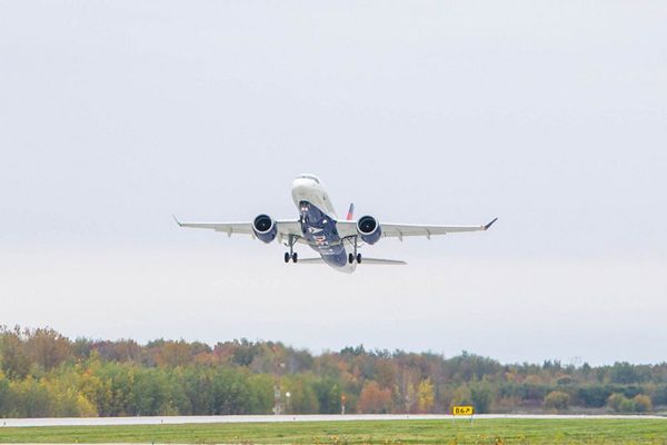 デルタ航空に引き渡しのエアバスA220-100型機、初飛行