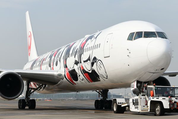 JAL、ミッキーマウス90周年で特別塗装機就航　ディズニー機は10機目